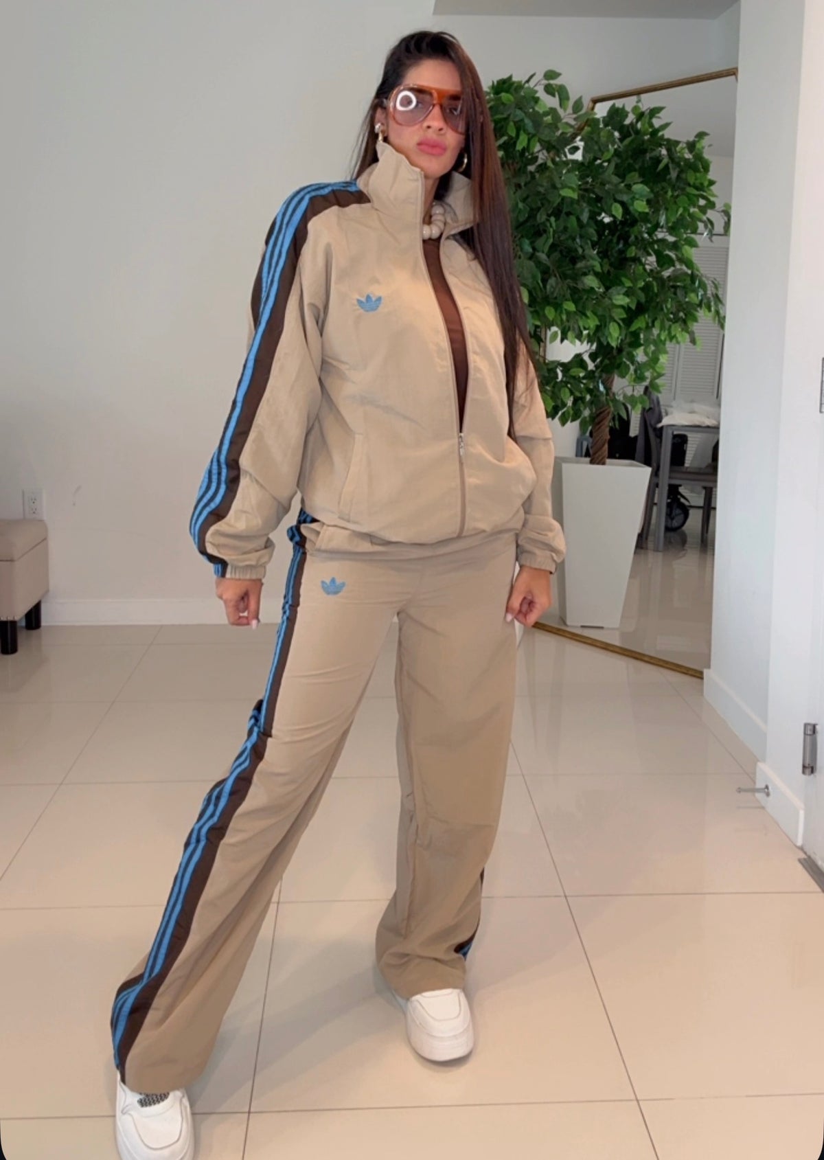 Set beig con rayas azul y mocca