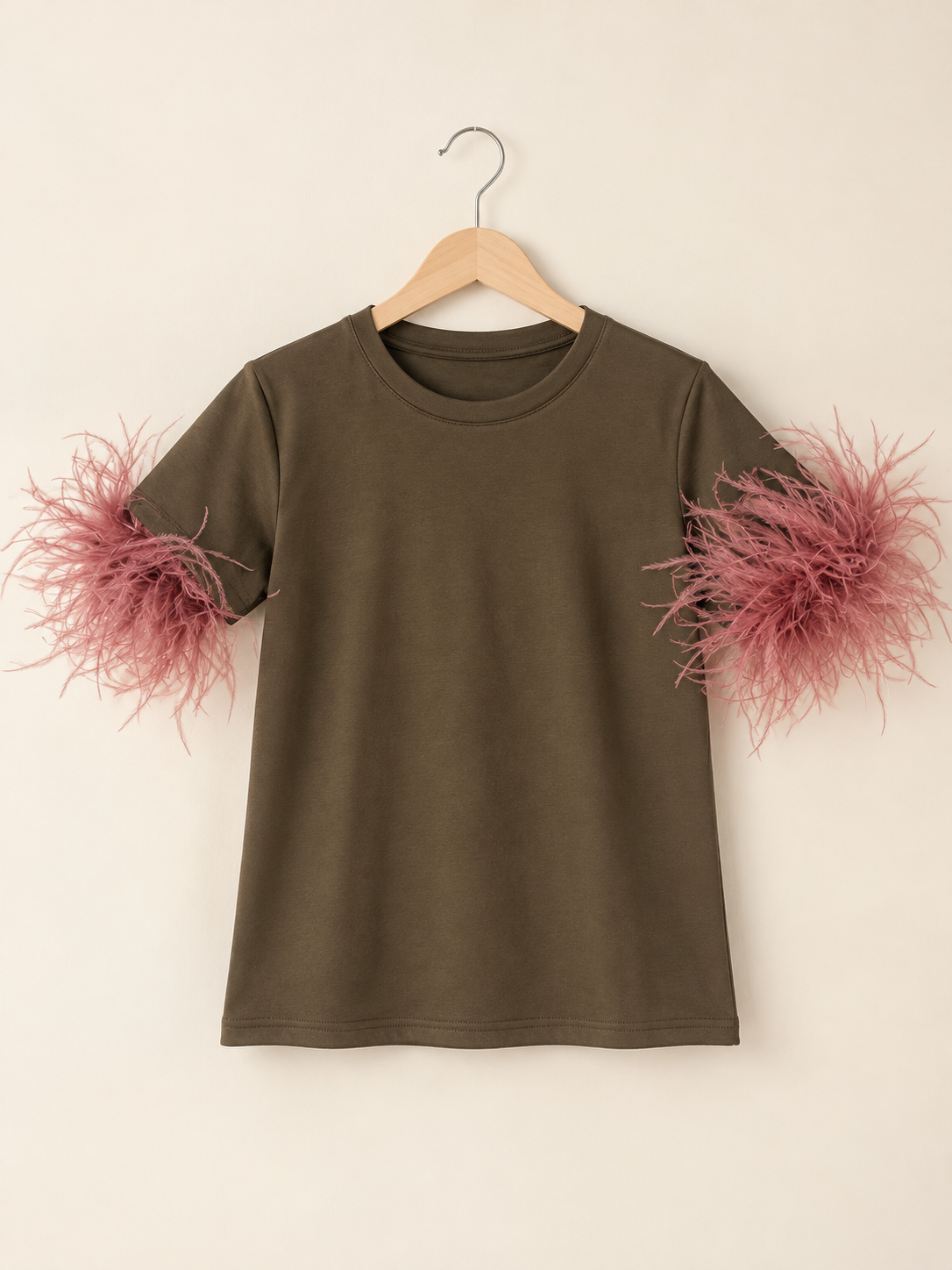 Top oliva y plumas